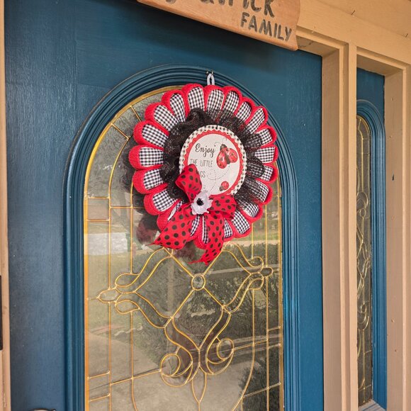 Ladybug Petal Wreath - Picture 3 of 6